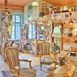 Lavender Circus Hostel, Doubles & Ensuites بيت شباب *