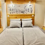 Lavender Circus Hostel, Doubles & Ensuites * بودابست