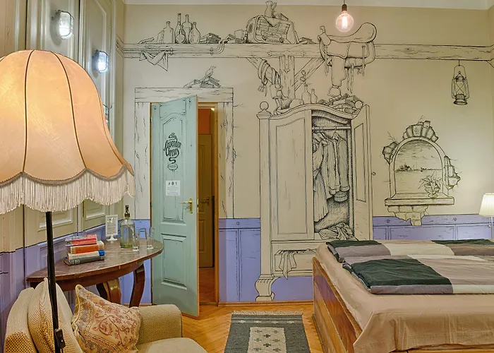 Lavender Circus Hostel, Doubles & Ensuites Хостел *