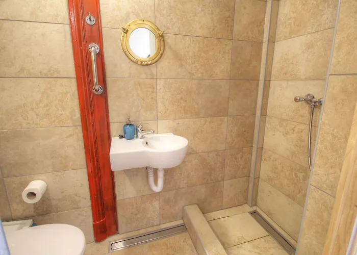 Хостел Lavender Circus Hostel, Doubles & Ensuites