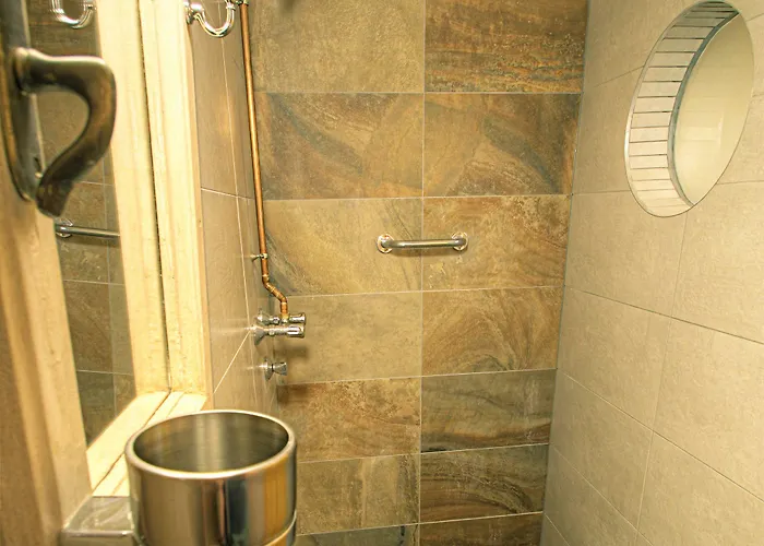 Хостел Lavender Circus Hostel, Doubles & Ensuites