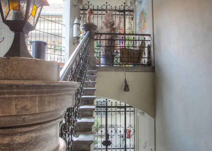 Lavender Circus Hostel, Doubles & Ensuites Хостел