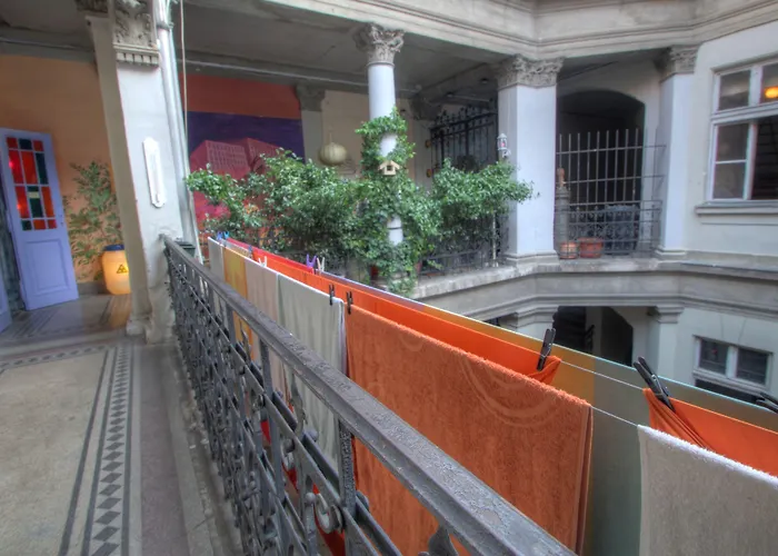 Lavender Circus Hostel, Doubles & Ensuites Хостел