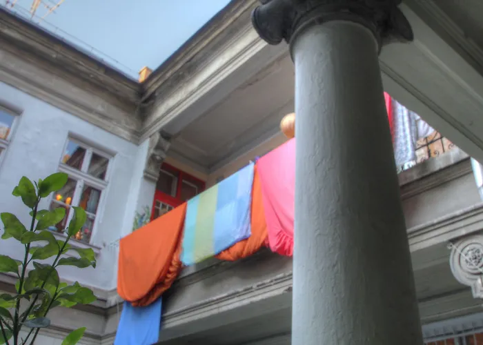 Lavender Circus Hostel, Doubles & Ensuites Хостел