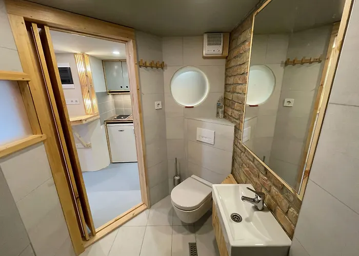 Lavender Circus Hostel, Doubles & Ensuites Хостел