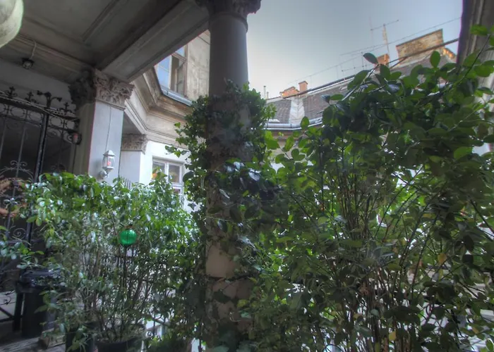 Lavender Circus Hostel, Doubles & Ensuites Хостел