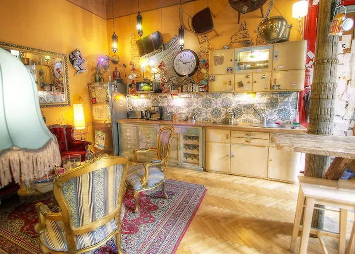 Хостел Lavender Circus Hostel, Doubles & Ensuites *