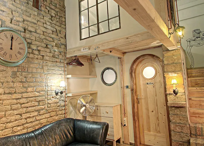 Lavender Circus Hostel, Doubles & Ensuites Albergue