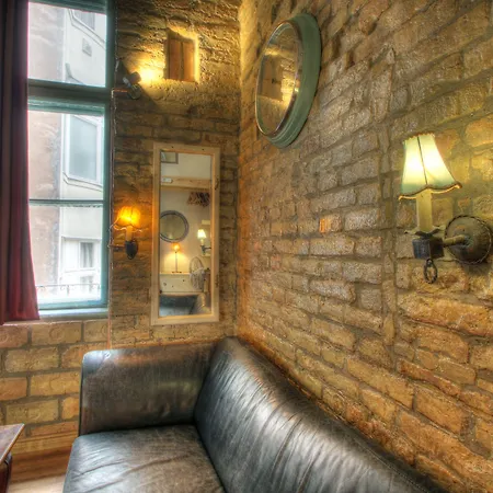 Хостел Lavender Circus Hostel, Doubles & Ensuites