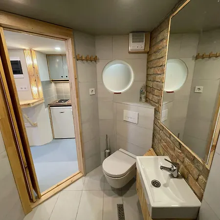 Lavender Circus Hostel, Doubles & Ensuites אכסניה