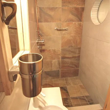Lavender Circus Hostel, Doubles & Ensuites