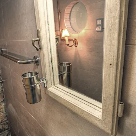 Lavender Circus Hostel, Doubles & Ensuites Hostal *
