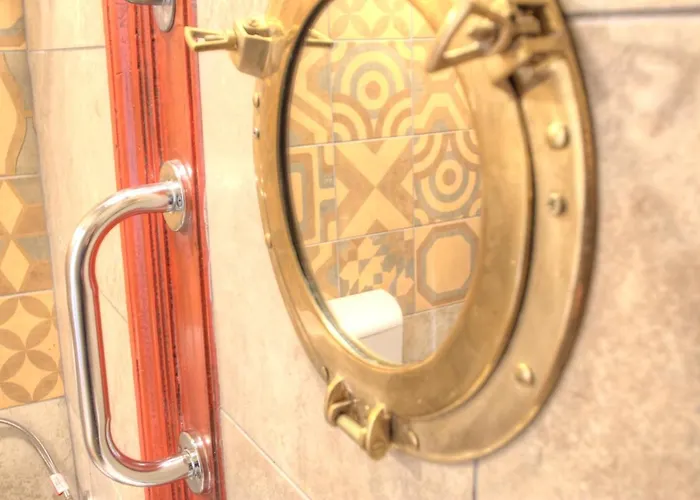 Хостел Lavender Circus Hostel, Doubles & Ensuites