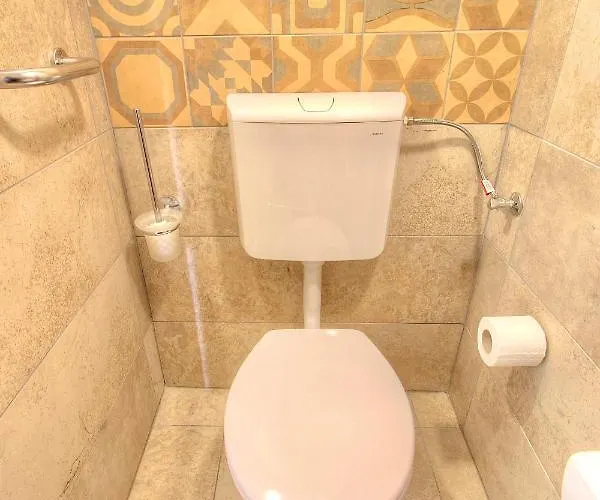 Lavender Circus Hostel, Doubles & Ensuites Хостел *