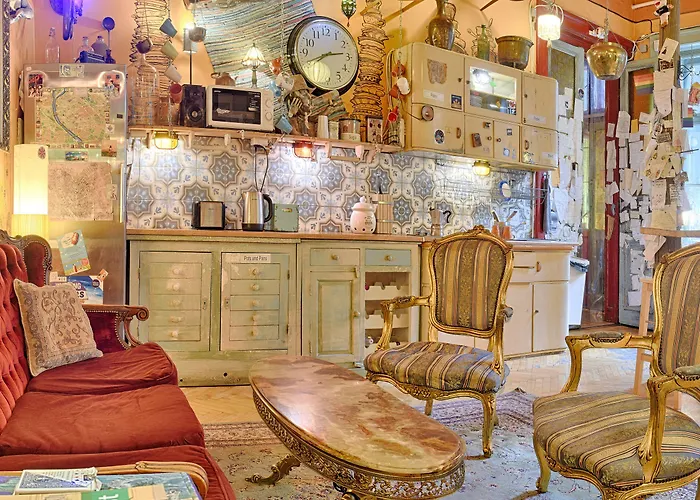 Хостел Lavender Circus Hostel, Doubles & Ensuites