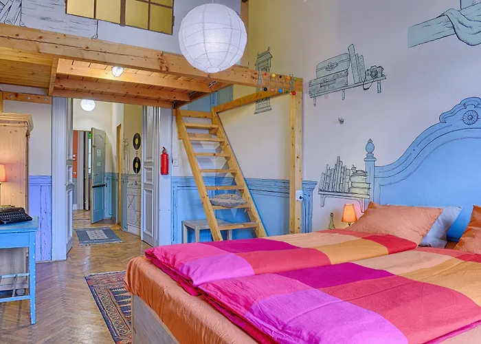 Lavender Circus Hostel, Doubles & Ensuites Хостел