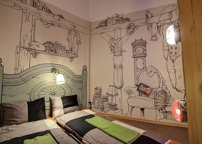Lavender Circus Hostel, Doubles & Ensuites Хостел