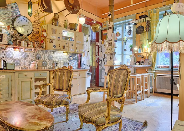 Lavender Circus Hostel, Doubles & Ensuites Хостел *