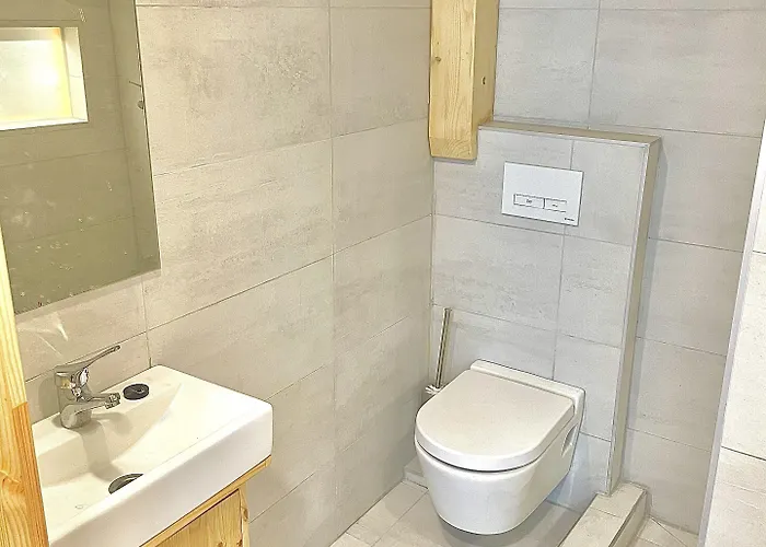 Хостел Lavender Circus Hostel, Doubles & Ensuites