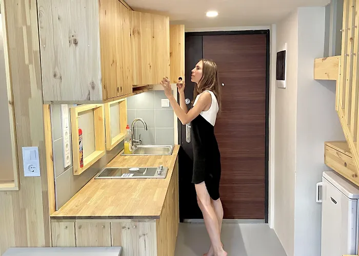 Хостел Lavender Circus Hostel, Doubles & Ensuites