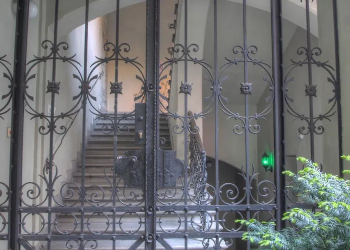 Хостел Lavender Circus Hostel, Doubles & Ensuites *