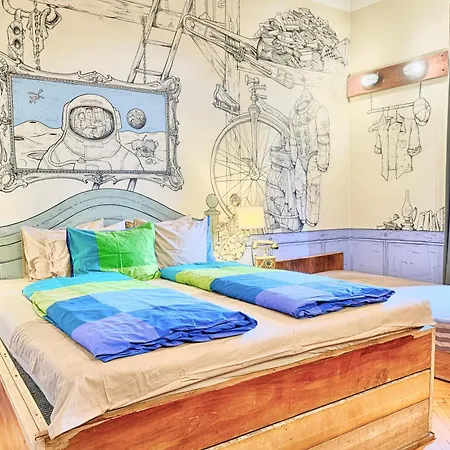 Lavender Circus Hostel, Doubles & Ensuites אכסניה בודפשט