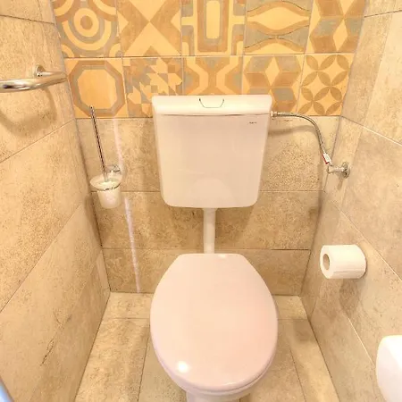 Lavender Circus Hostel, Doubles & Ensuites אכסניה *