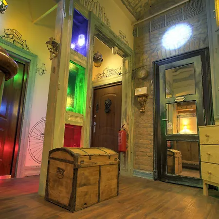Lavender Circus Hostel, Doubles & Ensuites אכסניה בודפשט