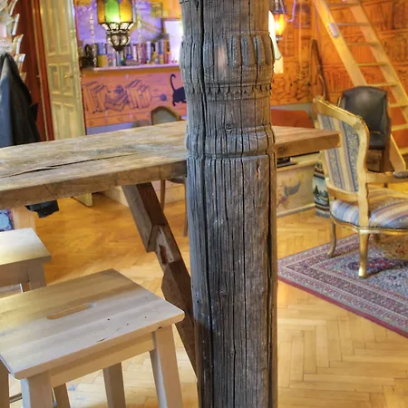 אכסניה Lavender Circus Hostel, Doubles & Ensuites *