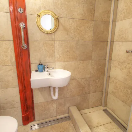 אכסניה Lavender Circus Hostel, Doubles & Ensuites