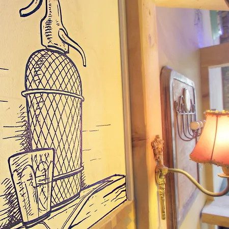 אכסניה Lavender Circus Hostel, Doubles & Ensuites *