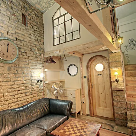 Lavender Circus Hostel, Doubles & Ensuites אכסניה