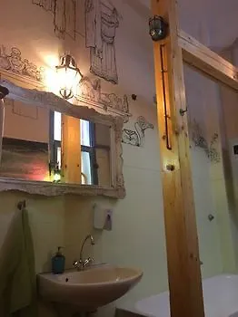Lavender Circus Hostel, Doubles & Ensuites אכסניה