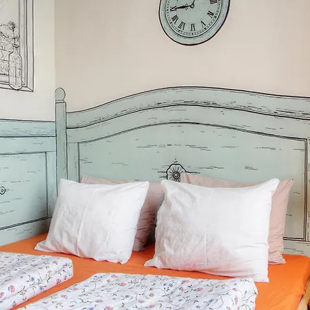 Lavender Circus Hostel, Doubles & Ensuites Hostel Budapest