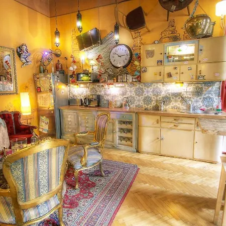 אכסניה Lavender Circus Hostel, Doubles & Ensuites *