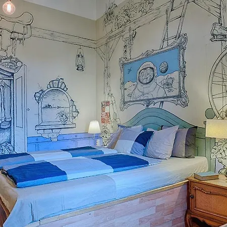 אכסניה Lavender Circus Hostel, Doubles & Ensuites *
