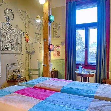 אכסניה Lavender Circus Hostel, Doubles & Ensuites *